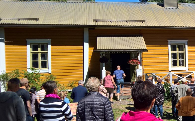 Röytyn kotiseututalon kesäkahvilan viimeisellä aukioloviikolla paljon väkeä