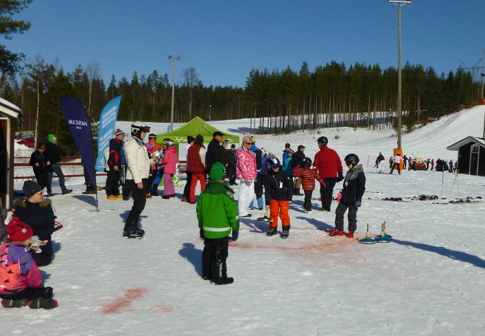 Koko perheen ulkoilu- ja laskettelutapahtuma Joutsenon Myllymäessä 11.3.2017