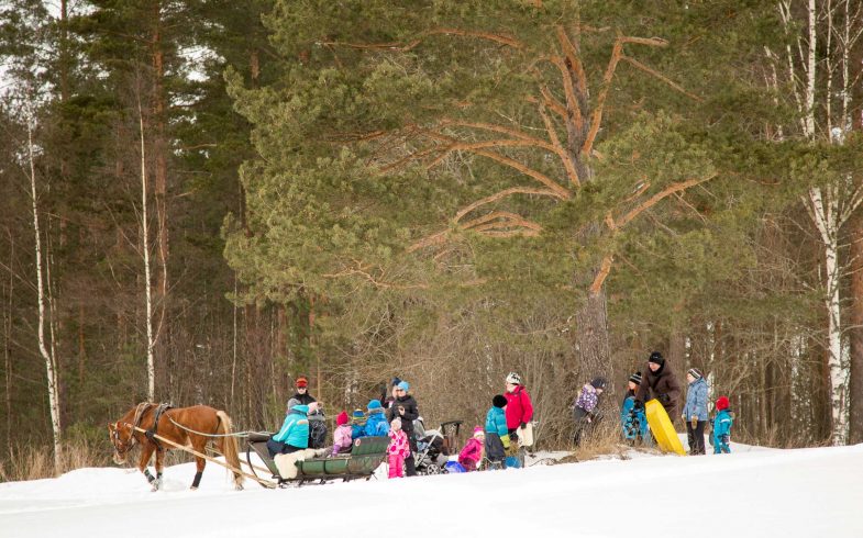 Koko perheen laskiaisriehassa 26.2.2017 viihdyttiin ja laskettiin mäkeä