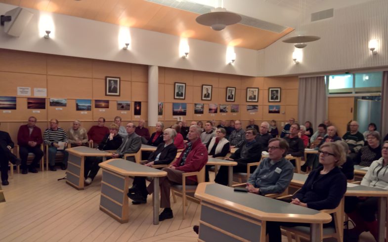 Lääninrovasti Heikki Svinhufvudin esitelmä ”Suomi 100 vuotta – isoisäni Ukko Pekan tarina” kiinnosti. Taipalsaaren kunnantalolla valtuustosali oli täynnä tyytyväisiä kuulijoita 23.11.2017 illalla