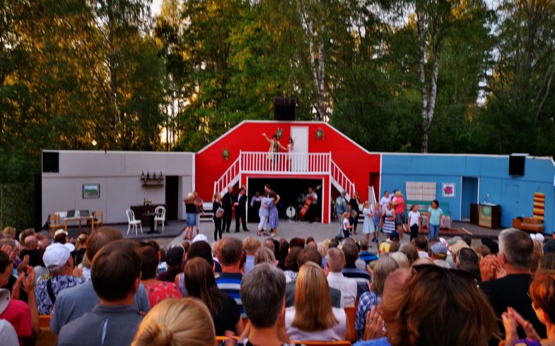 Kesäteatterimatka 24.7.2019 Valkealan kesäteatteriin ”Muistojen bulevardi – säkeistöjä Laila Kinnusen elämästä”